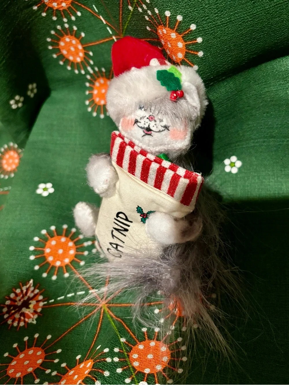 Annalee White Cat in Santa hat with catnip bag EUC